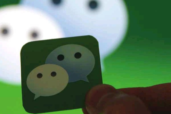 能不能在另一个微信号登录的同时邀请别人帮自己扫码注册微信小号？